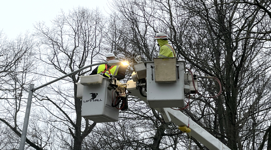 crews replacing streetlight