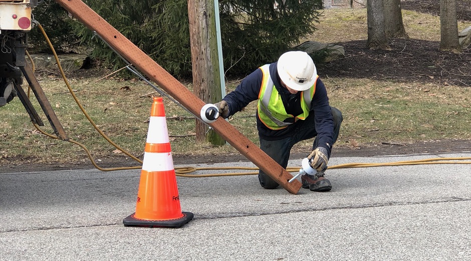 FirstEnergy Lineman making repairs