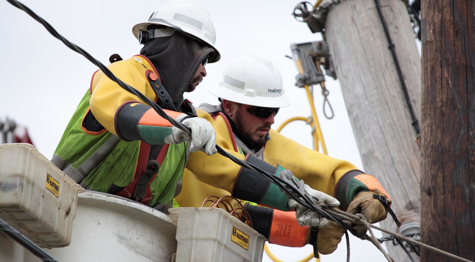 FirstEnergy Linemen Restoring Power